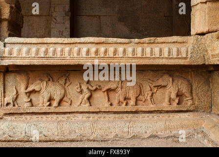 Geschnitzte Figuren auf den Sockel der Innenhof, Klöster oder Säulen Veranda. Achyuta Raya Tempel, Hampi, Karnataka, Indi Stockfoto