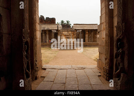 Blick auf die Maha-Mandapa aus North Gopura im Innenhof, ein Eingang zum Tempel Achyuta Raya, Hampi, Karnataka, Stockfoto