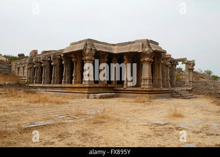 Kalyana Mandapa (göttliche Ehe Hall), Achyuta Raya Tempel, Hampi, Karnataka, Indien. Heilige Zentrum. Gesamtansicht von der Sout- Stockfoto