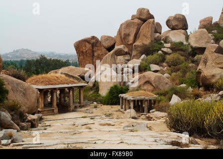 Ein Tor führt in den Achyuta Raya-Tempel. Östlichen Ende von Hampi Bazaar, Hampi, Karnataka, Indien. Heilige Zentrum. Stockfoto