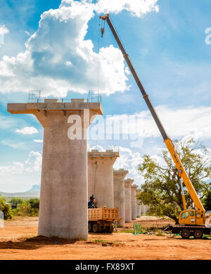 Betonstützen der chinesischen finanziert Nairobi nach Mombasa Eisenbahn Projekt Kenia bilden Brücken, so dass die Tiere frei bewegen Stockfoto