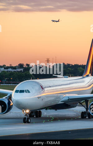 Delt Air Lines Jet bei Sonnenuntergang am internationalen Flughafen Hartsfield-Jackson Atlanta in Atlanta, Georgia das Rollen. (USA) Stockfoto