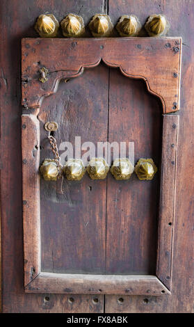 Tür in einer Tür am Eingang des alten arabischen Forts in Zanzibar-Ostafrika mit Spitzen Messing Pauschen um feindliche Elefanten zu verhindern Stockfoto