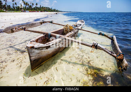 Alten hölzernen Rumpf und Ausleger eines Segelbootes Dhau auf dem weißen sand Ostküste von Sansibar in der Nähe von Mchanga Stockfoto