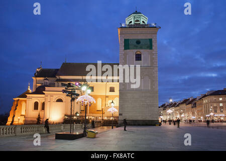 St.-Annen Kirche in der Nacht in Warschau, Polen, Glockenturm, Aussichtspunkt, Aussichtsplattform, Aussichtspunkt, Altstadt Stockfoto