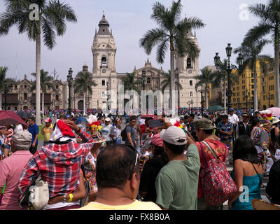 Kathedrale von Lima auf der Ostseite der Plaza Mayor in Zentral-Lima, Peru mit Massen kommen zum Karneval Stockfoto