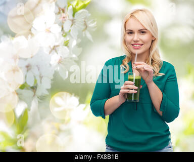 lächelnde Frau trinken Gemüsesaft oder smoothie Stockfoto