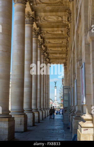 Menschen in der Säulenhalle des Grand Theatre de Bordeaux mit dem Place des Quinconces im Hintergrund. Bordeaux, Frankreich Stockfoto