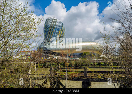 La Cité du vin ist der Wein Museum von Bordeaux in der Nähe Fluss Garonne. Bordeaux, Aquitanien. Frankreich. Stockfoto