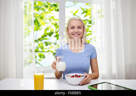 Frau mit Milch und Cornflakes Essen Frühstück Stockfoto