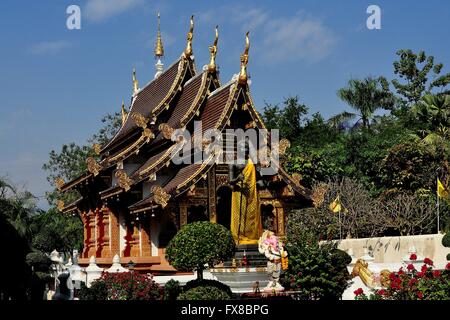 Chiang Mai, Thailand: Vihan Hall mit Satteldach Dächer ausgekleidet mit vergoldeten Drachen und gekrönt von Chofah Ornamente an Wat Chedi Liem Stockfoto