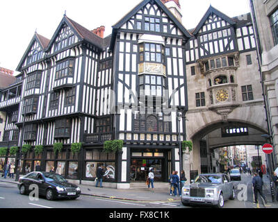 Ein Rolls-Royce und Mercedes Benz vorbeifahren der Tudor-Stil Kaufhaus Liberty &amp; Co., London. Stockfoto