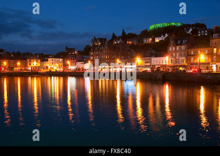 Oban in der Abenddämmerung mit McCaigs Turm in Sicht, Argyll Stockfoto