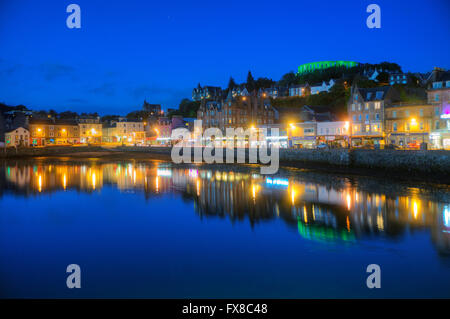 Abenddämmerung Blick auf Oban mit McCaigs Turm in Sicht, Argyll Stockfoto