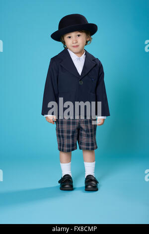 Ein 3 halb Japanerin, halb amerikanischen Einjahresjunge in eine Vorschule Uniform gekleidet. Stockfoto