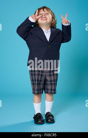 Ein 3 halb Japanerin, halb amerikanischen Einjahresjunge in eine Vorschule Uniform gekleidet. Stockfoto