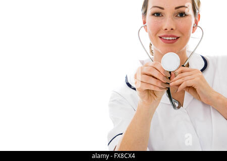 Glücklich lächelnd weiblich Arzt mit einem Stethoskop auf dem weißen Hintergrund isoliert Stockfoto