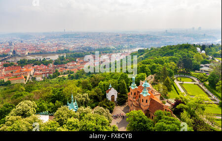 Blick auf St.-Laurentius-Kathedrale auf dem Petrin-Hügel in Prag Stockfoto