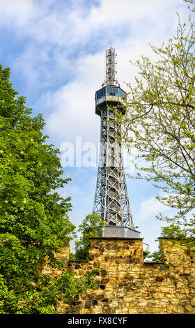 Blick auf den Petrin Aussichtsturm in Prag Stockfoto