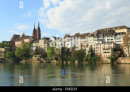 Ein Foto von der Kathedrale auf dem Rhein in Basel, Schweiz. Auch bekannt als das Basler Münster (Deutsch: Münster). Stockfoto