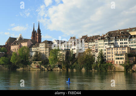 Ein Foto von der Kathedrale auf dem Rhein in Basel, Schweiz. Auch bekannt als das Basler Münster (Deutsch: Münster). Stockfoto