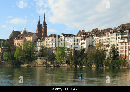 Ein Foto von der Kathedrale auf dem Rhein in Basel, Schweiz. Auch bekannt als das Basler Münster (Deutsch: Münster). Stockfoto