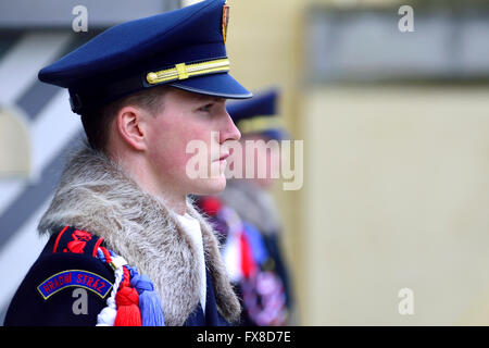 Prag, Tschechische Republik. Prager Burg Wachhabende (Hradní Stráž) durch einen Eingang in die Burganlage. Im Winter uniform Stockfoto