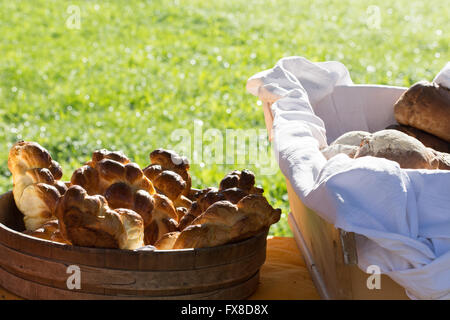 Geflochtene Schweizer Fladenbrot in der Morgensonne auf einem Bauernmarkt Stockfoto