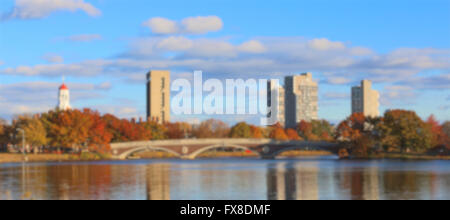 Unscharfen Hintergrund Wochen Brücke und Wohnheim Türme von der Harvard University über Charles in Cambridge, MA, USA. Stockfoto