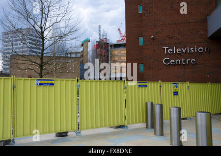 BBC Television Center auf Wood Lane in London unter Sanierung. Stockfoto