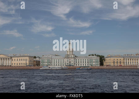 Russische Akademie der Wissenschaften auf der Newa in St. Petersburg Stockfoto