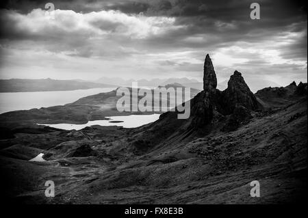 Der Old Man of Storr - Isle Of Skye. Dramatische Landschaft schwarz-weiß Fotografie. Stockfoto