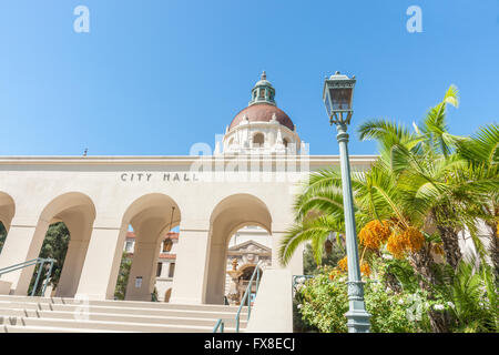 Äußere Pasadena City Hall in Mittelmeer Revival und Spanish Colonial Revival Styles West Eingangsstufen und Portikus Stockfoto