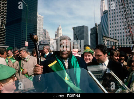 Chicago, Illinois, USA, 17. März 1987 Chicago Bürgermeister Harold Washington schüttelt seine Shillelagh in die Menge von mehr als 60.000 Menschen, die die Straßen der Innenstadt Schleife der WIndy City um die jährliche Parade gesäumt.  Bildnachweis: Mark Reinstein Stockfoto