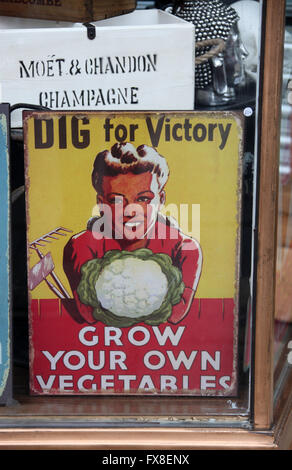 Vintage Schild zum Verkauf in einem Schaufenster Stockfoto