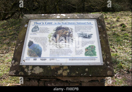 Thors Cave Informationstafel in Staffordshire Peak District National park Stockfoto