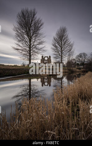 Die Ansicht der Elgin Cathedral in Moray, Schottland auf einen stimmungsvollen Tag mit Blick auf den Fluss Lossie Stockfoto