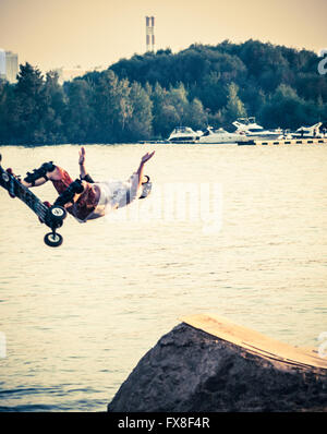 Skateboarder springt ins Wasser Stockfoto