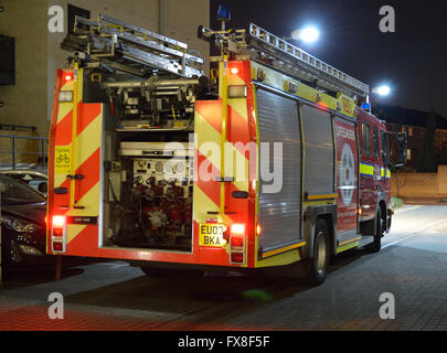 Feuerlöschfahrzeuge aus London Feuerwehr besuchen ein flaches Feuer in North Woolwich, London Stockfoto