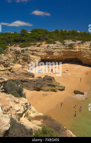 Praia Albandeira, Albandeira Strand, Arma Ao de Pera, Algarve, Portugal. Stockfoto