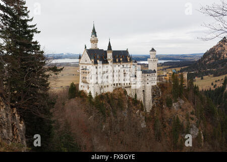 Blick auf das Schloss Neuschwanstein in Alpen Berg im winter Stockfoto