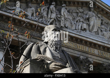 Michel de L'Hospital (1507-1573). Französischer Staatsmann. Statue von Louis Pierre Deseine (1749-1822). Fassade Nationalversammlung. Paris. Stockfoto