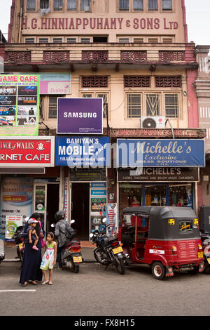 Sri Lanka, Kandy, Senanayake Veediya Street, Geschäfte im Altbau Stockfoto