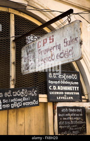 Sri Lanka, Kandy, Deva Vidiya, Kanzleien mit Zeichen in Singhalesisch und Englisch Stockfoto