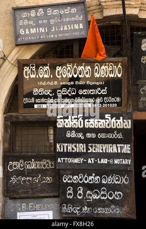 Sri Lanka, Kandy, Deva Vidiya, Kanzleien mit Zeichen in Singhalesisch und Englisch Stockfoto