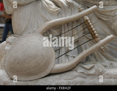 Dichterin Sappho, 1852. Marmorstatue von James Pradier (1790-1852). Detail der Leier. Musée d ' Orsay. Paris. Frankreich. Stockfoto