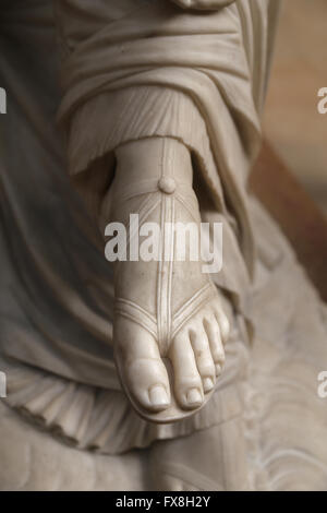 Dichterin Sappho, 1852. Marmorstatue von James Pradier (1790-1852). Detail der Sandale. Musée d ' Orsay. Paris. Frankreich. Stockfoto