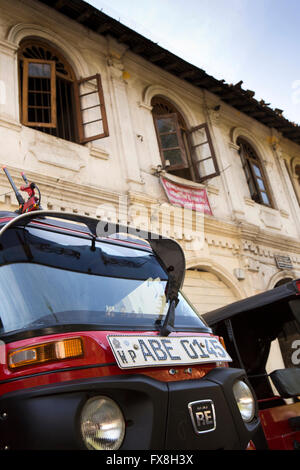 Sri Lanka, Kandy, Deva Vidiya, Linie des roten Auto Rikscha Tuk-tuks Stockfoto