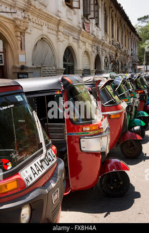 Sri Lanka, Kandy, Deva Vidiya, Linie des roten Auto Rikscha Tuk-tuks Stockfoto