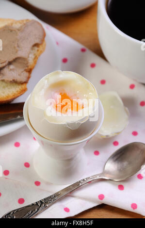 Eiern gekocht in Pashotnitse zum Frühstück mit einer Tasse Kaffee und Leber Pastete Stockfoto